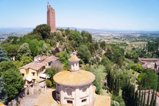 Fortezza di Federico II e cupola della chiesa del Sacro Crocifisso